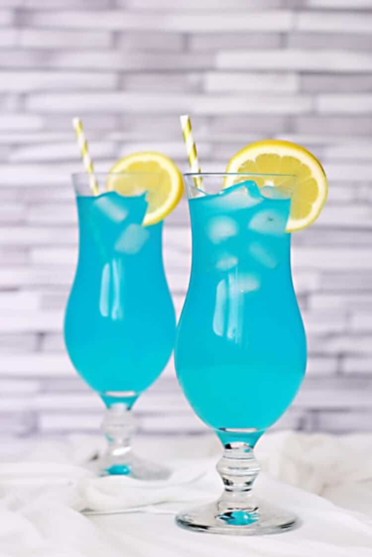 Blue Lagoon drinks with lemon slices