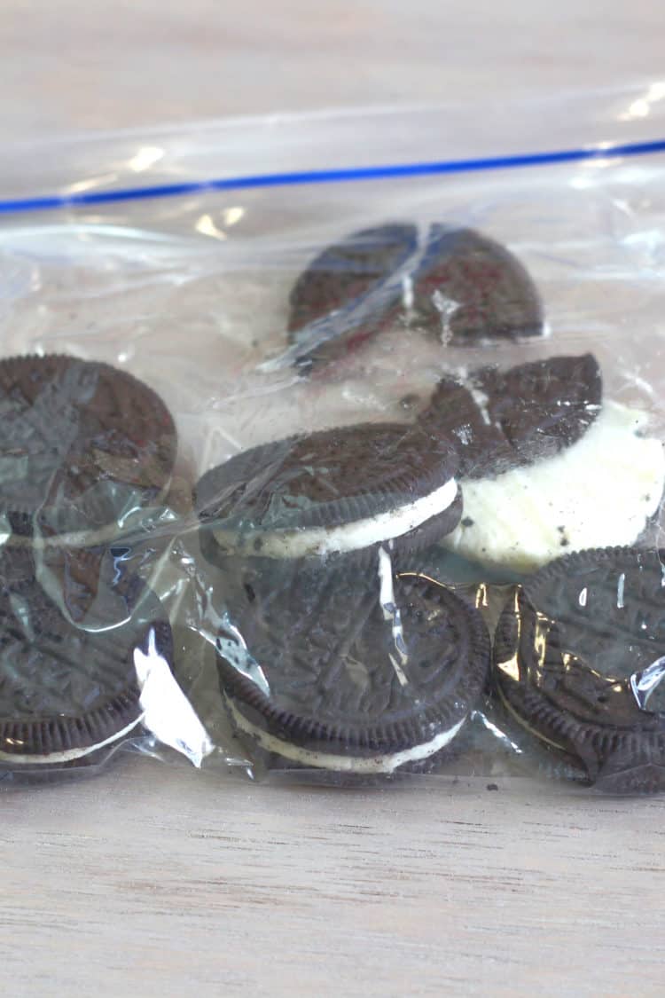 Chocolate sandwich cookies for Redindeer Tracks Martini rim