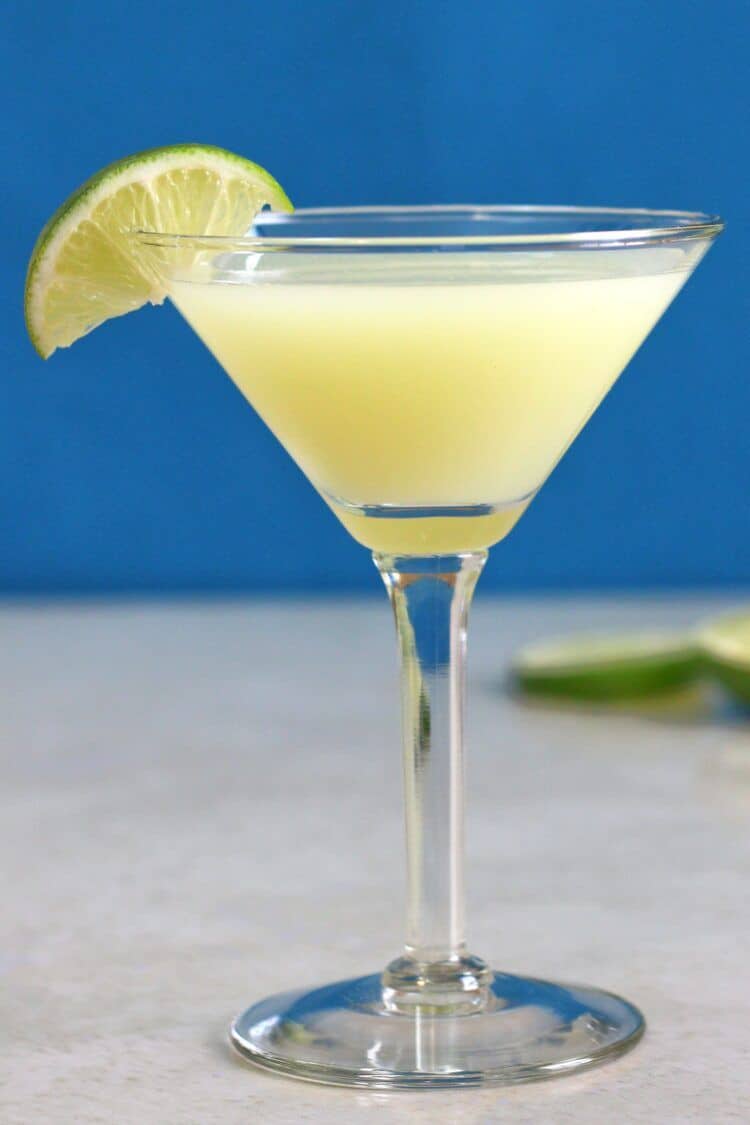 Daiquiri cocktail on table with lime wedges