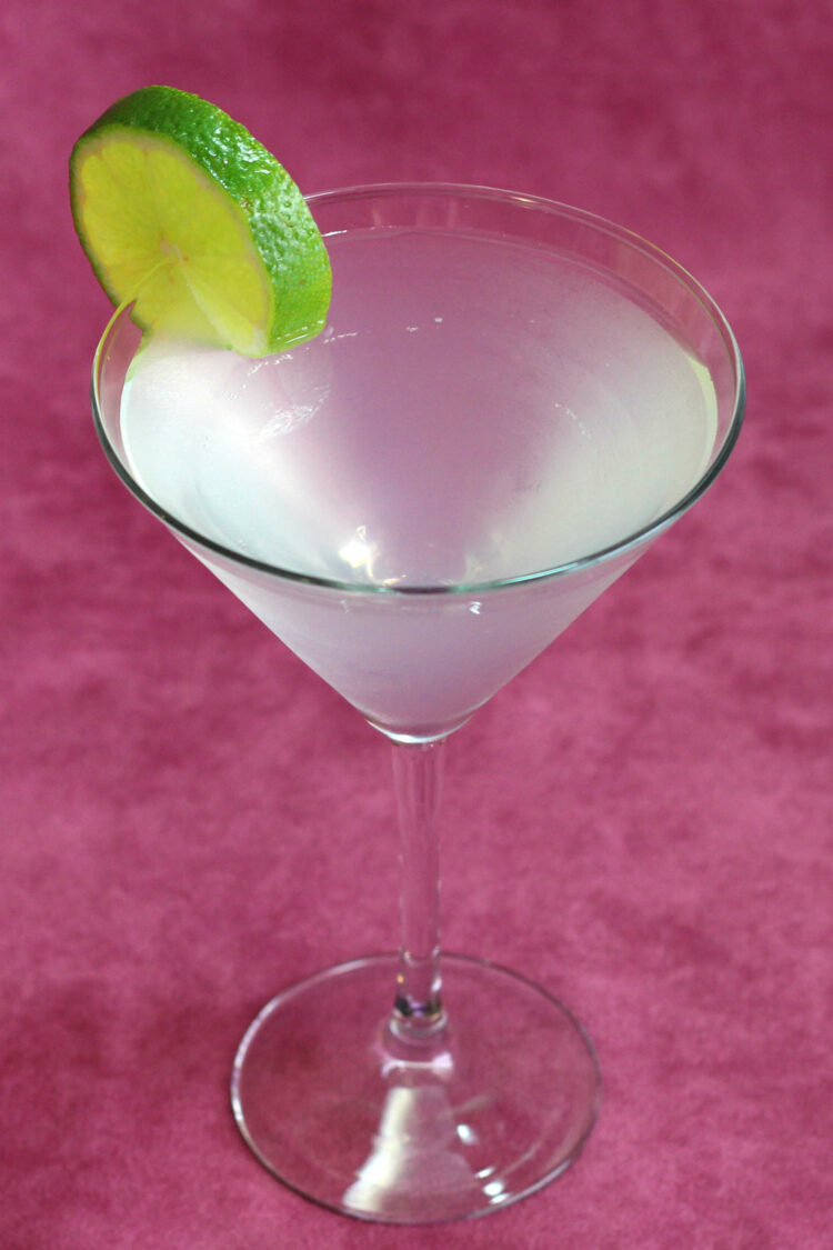Gimlet cocktail with lime