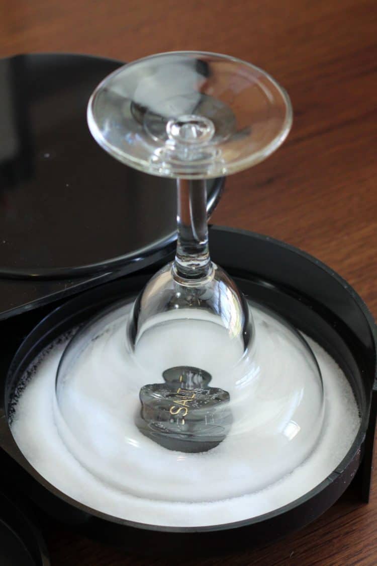 Learn how to rim a glass with salt or sugar. You can use a saucer, or you can buy a special rimming dish. Both methods can work well - it's just a matter of learning the basics and then practicing.