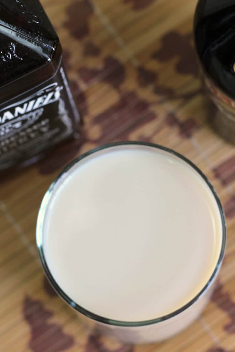 Jack Knife drink recipe, featuring Jack Daniels and Bailey's Irish Cream.