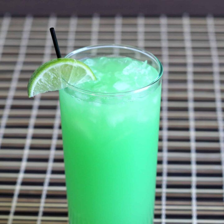 Lawnmower cocktail with lime wedge