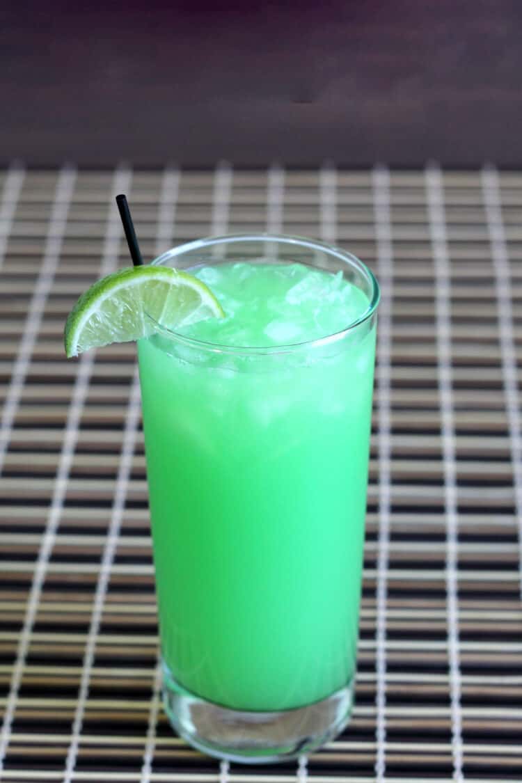 Lawnmower cocktail with lime wedge