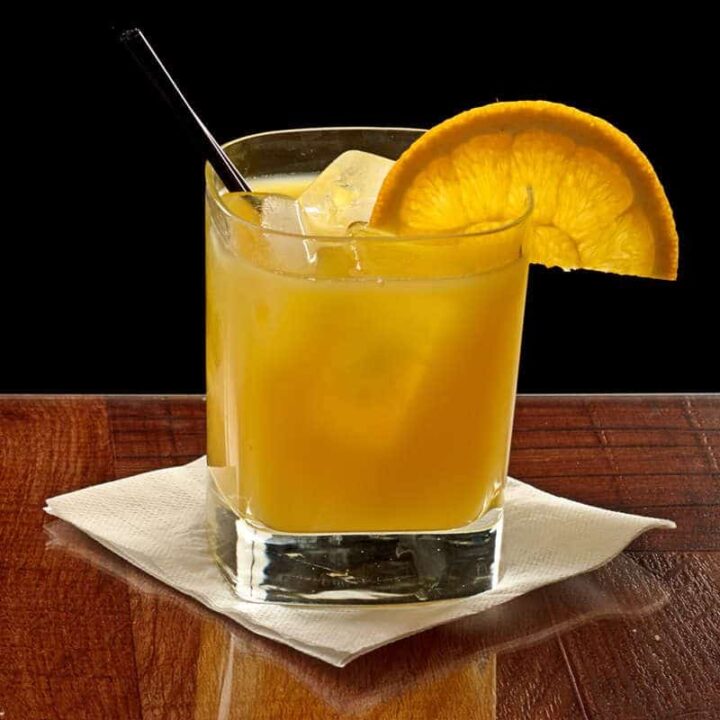Tips for Making the Best Screwdriver With a drink this simple, quality of ingredients is everything. There's no magic shortcut. The smoother your vodka, the easier a Screwdriver will go down. Avoid pulpy orange juice, and go with either a premium brand of orange juice or fresh squeezed. A Screwdriver goes with any food orange juice goes with. The first meal that comes to mind is, of course, breakfast. But you don't have to start drinking at 6 am to enjoy a screwdriver with breakfast: just have breakfast foods for dinner or lunch! Omelet, bacon, sausage, ham, pancakes, French toast - good, heavy, stick-to-your-ribs food. Ever versatile Screwdrivers are also tasty with smoky foods, like a pulled pork sandwich or steaks from the smoker. Smoked almonds and cheeses make a nice munchie to snack along on with a screwdriver. Salty snacks work well, too, especially if they have a strong flavor. Try pretzels or flavorful crackers.